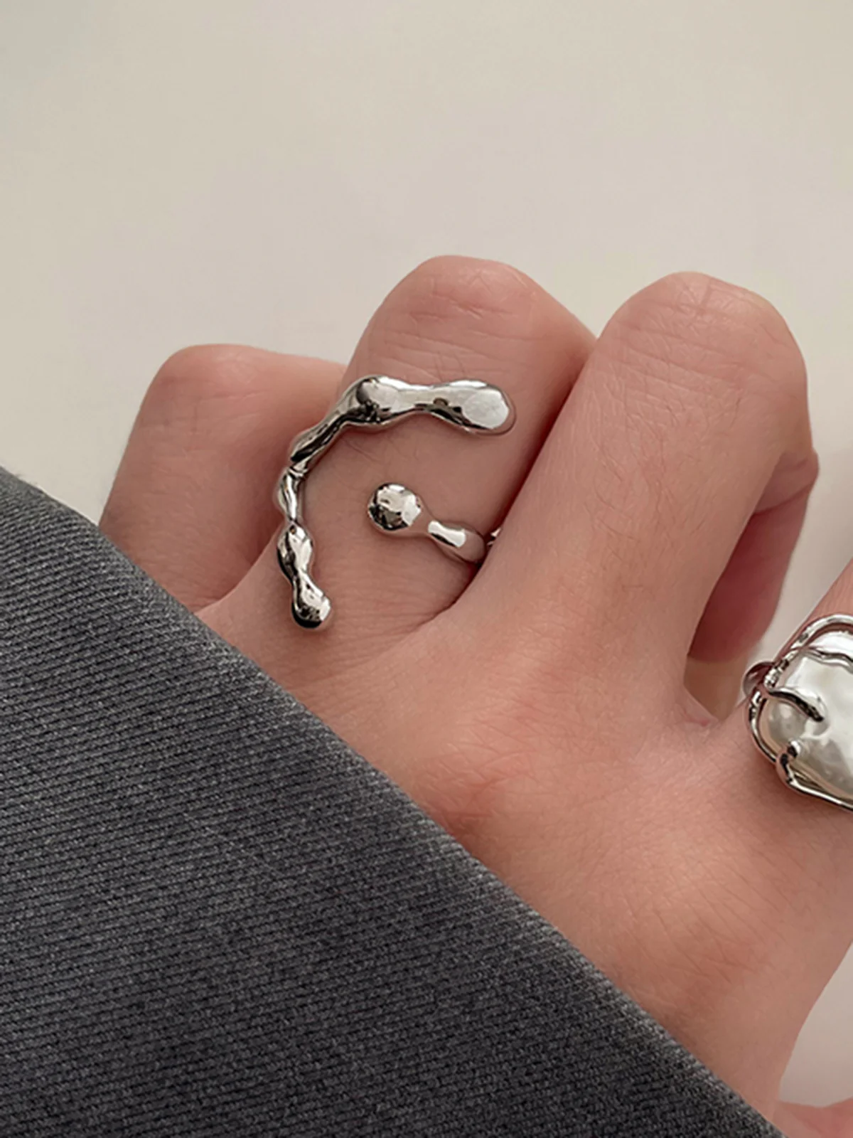 1pc Minimalist Crescent Moon Ring - Image 3