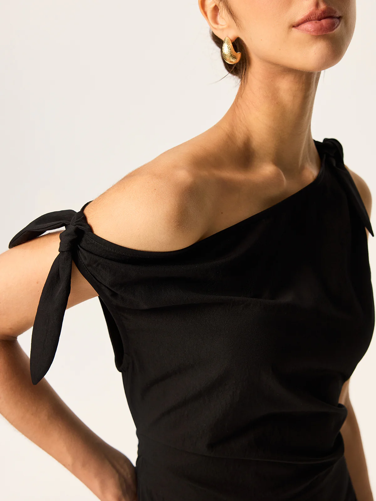 Asymmetric Pleated Maxi Dress with Bow Detail - Image 5