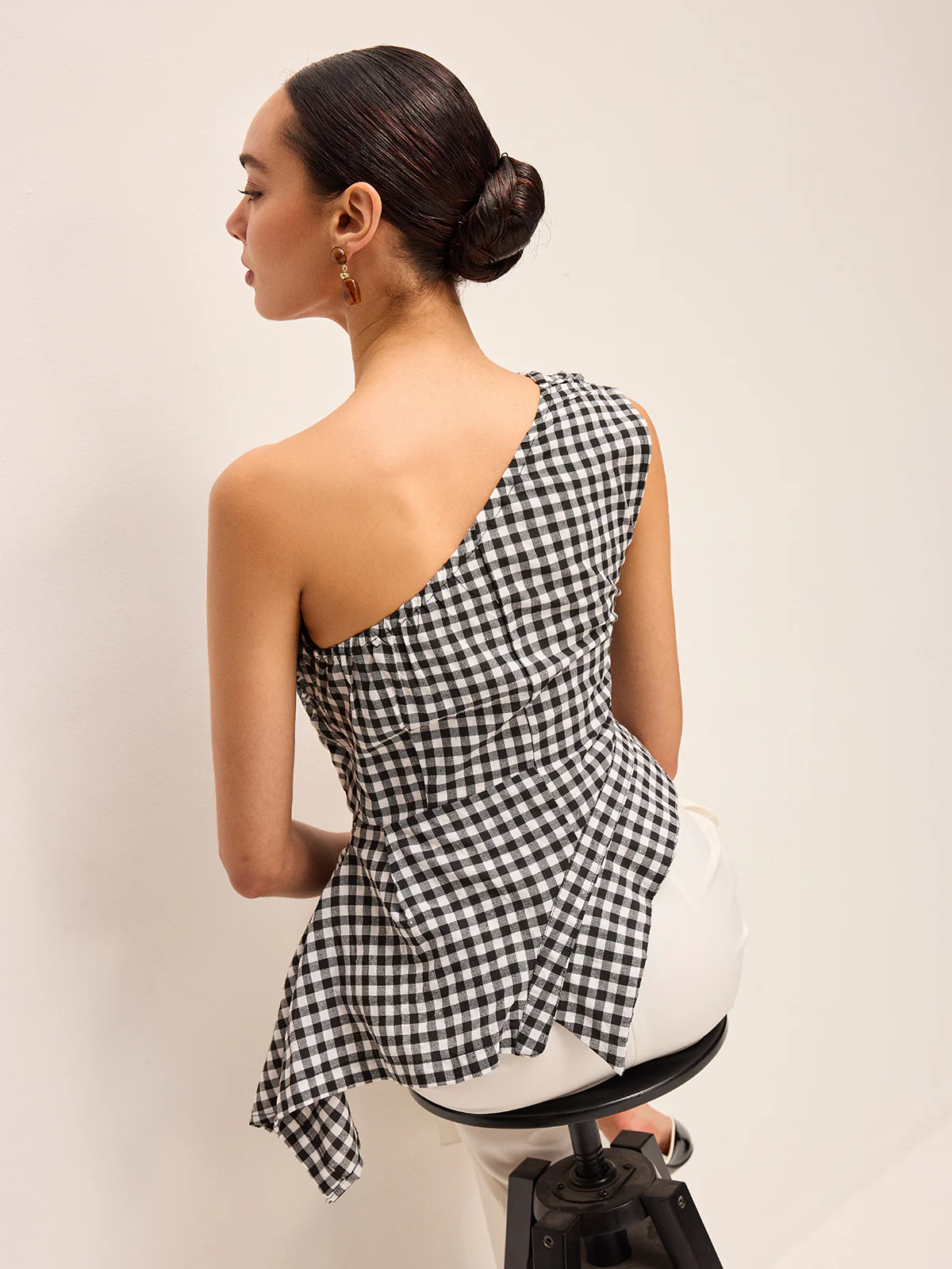 Asymmetrical Checkered One-Shoulder Tank Top - Image 2