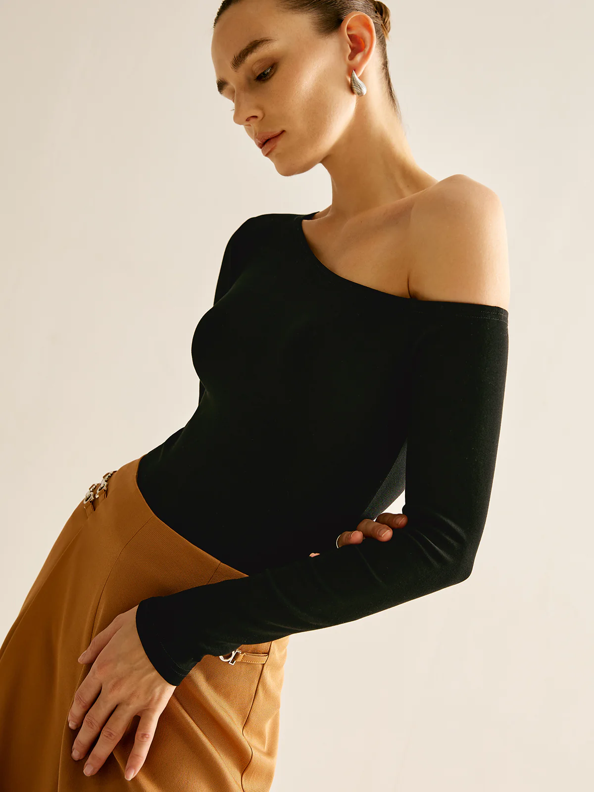 Asymmetrical Cold Shoulder Jersey T-Shirt - Image 5