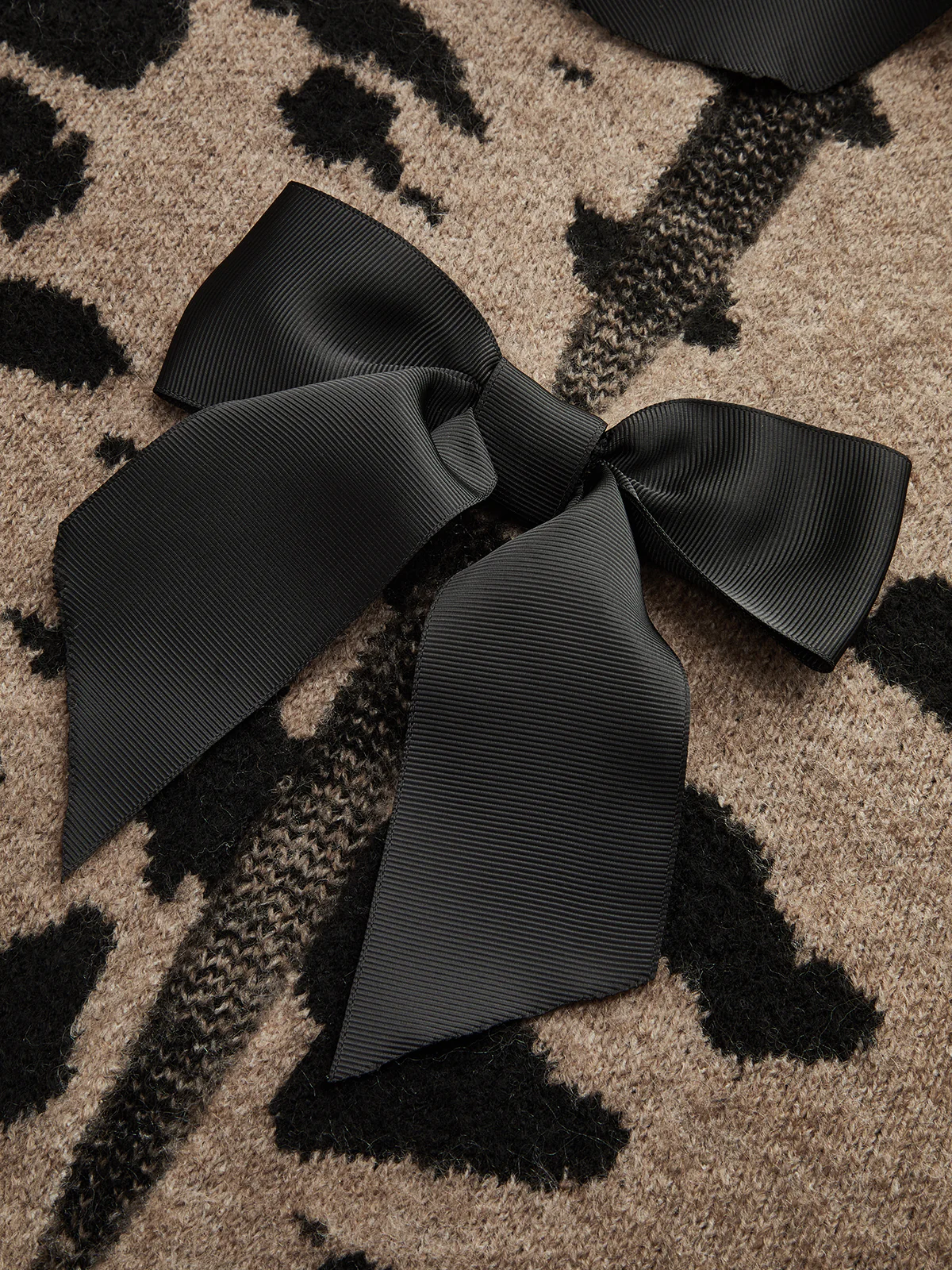 Bow Detail Leopard Print Knit Sweater - Image 4