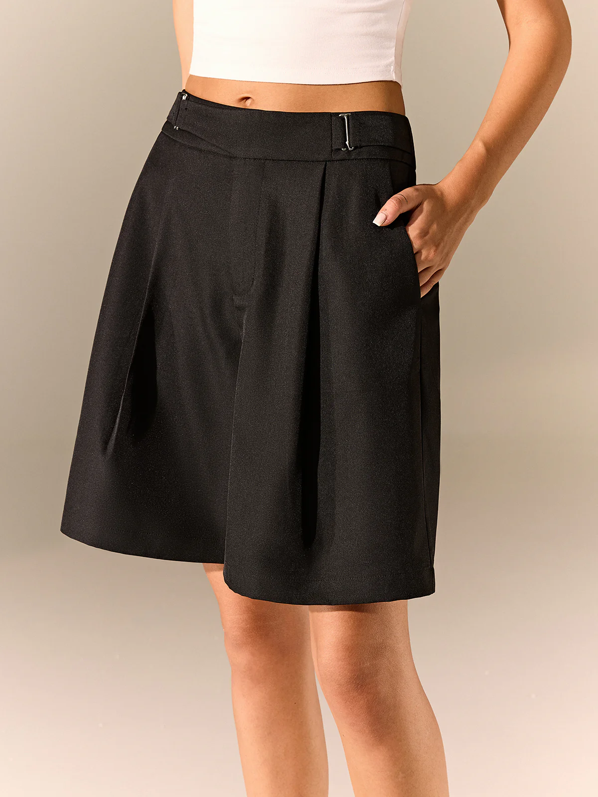 Buckle Detail Mid-Waist Shorts - Image 4