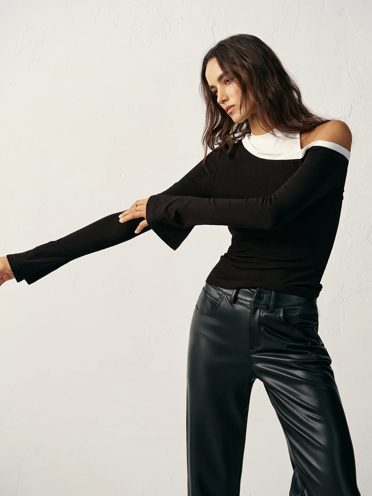 Color Block Asymmetric Cut-Out Long Sleeve T-Shirt - Image 5