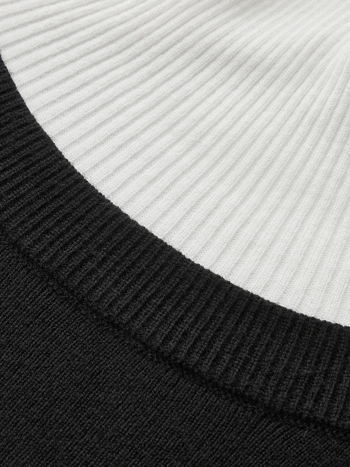 Color Block Turtleneck Knit Top - Image 11
