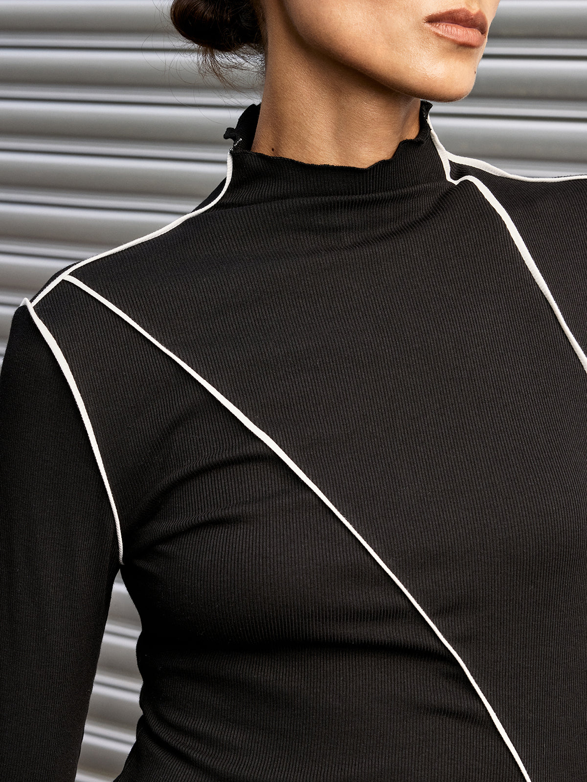 Contrast Asymmetric Piping Mock-Neck T-Shirt - Image 3