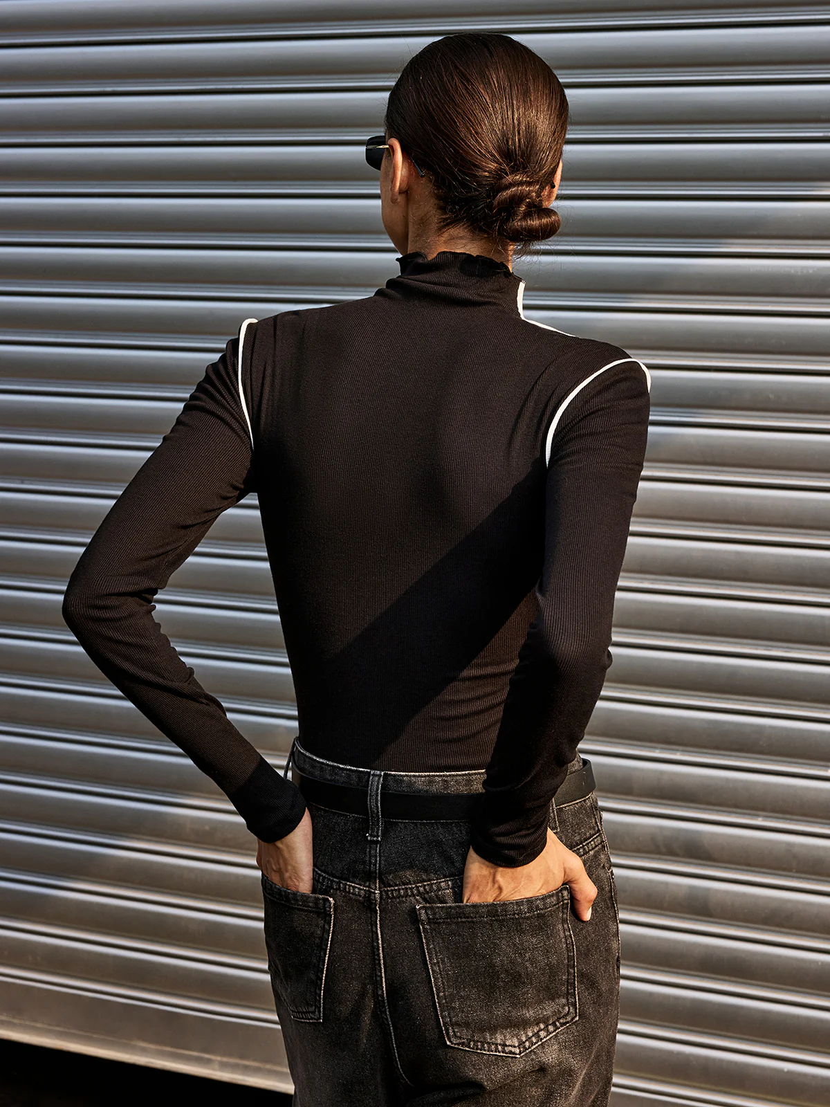 Contrast Asymmetric Piping Mock-Neck T-Shirt - Image 4