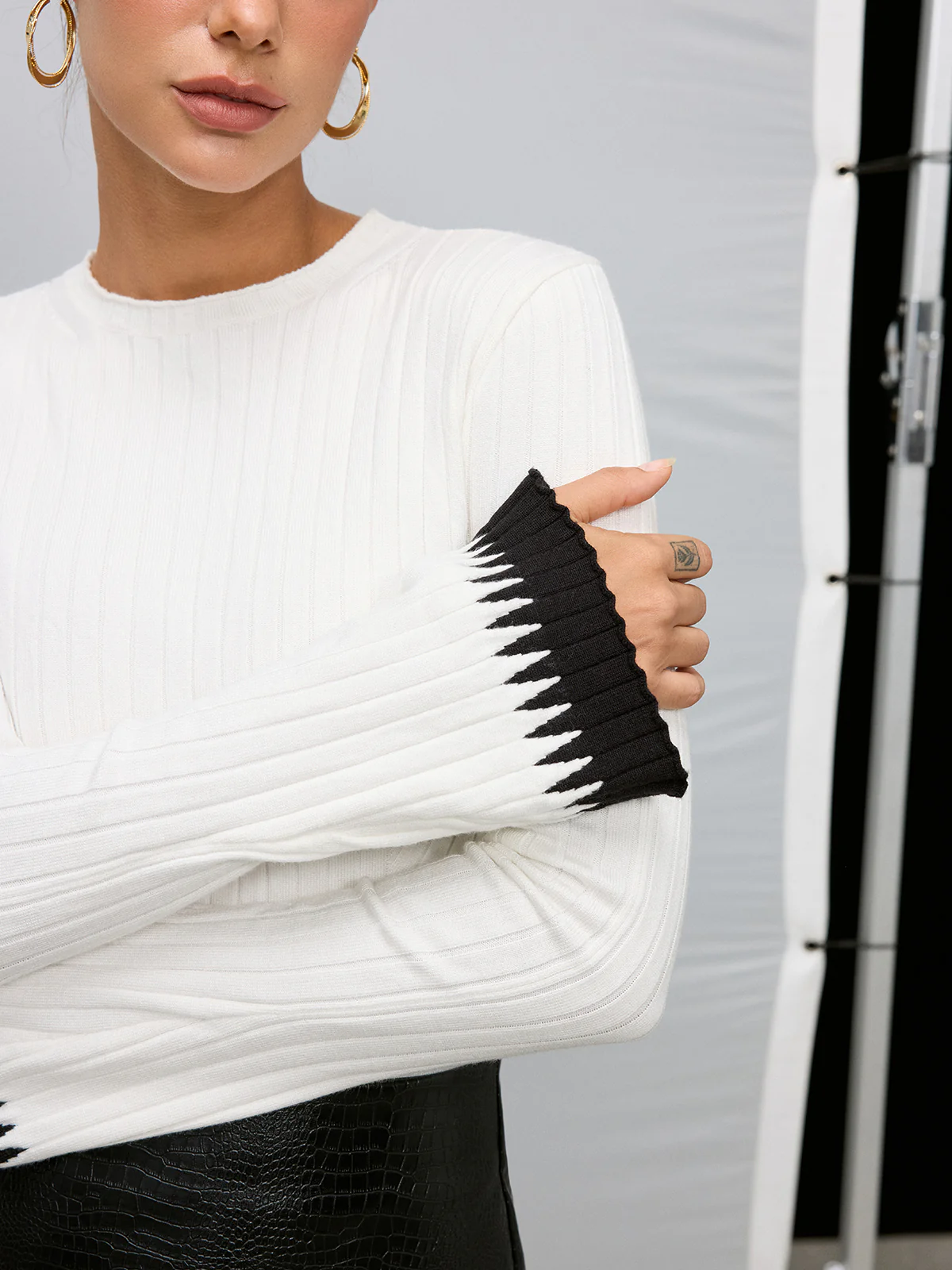 Contrast Cuff Crew Neck Knit Sweater - Image 2