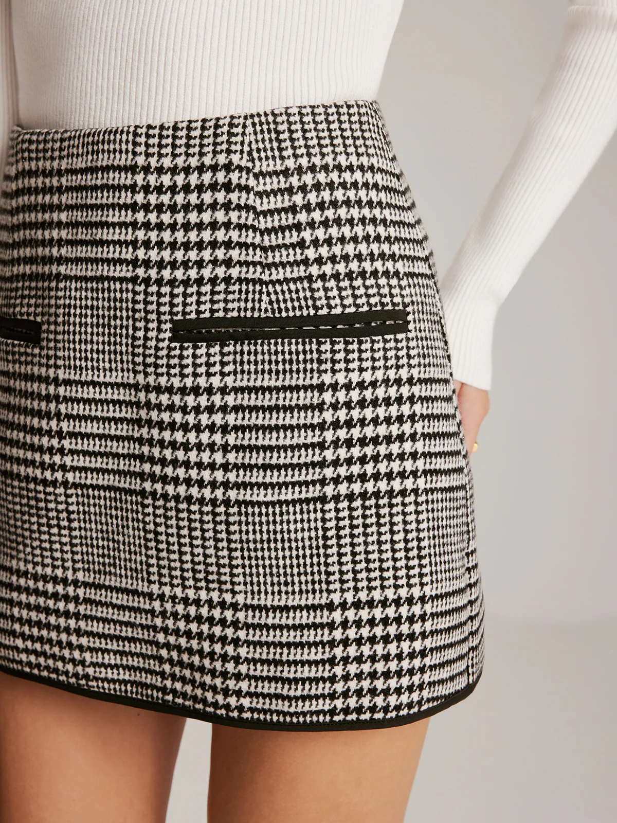 Contrast Trim Plaid Zipper Shorts - Image 3