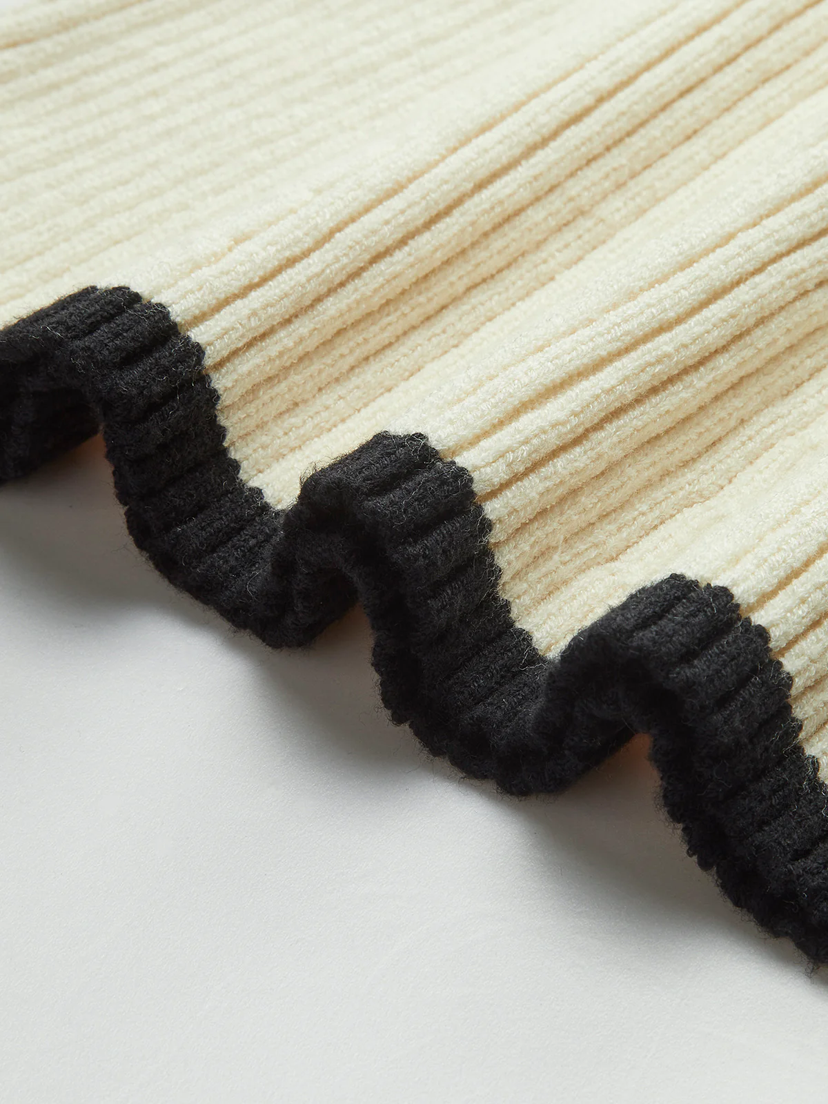 Contrast Trim Ribbed Sweater - Image 3