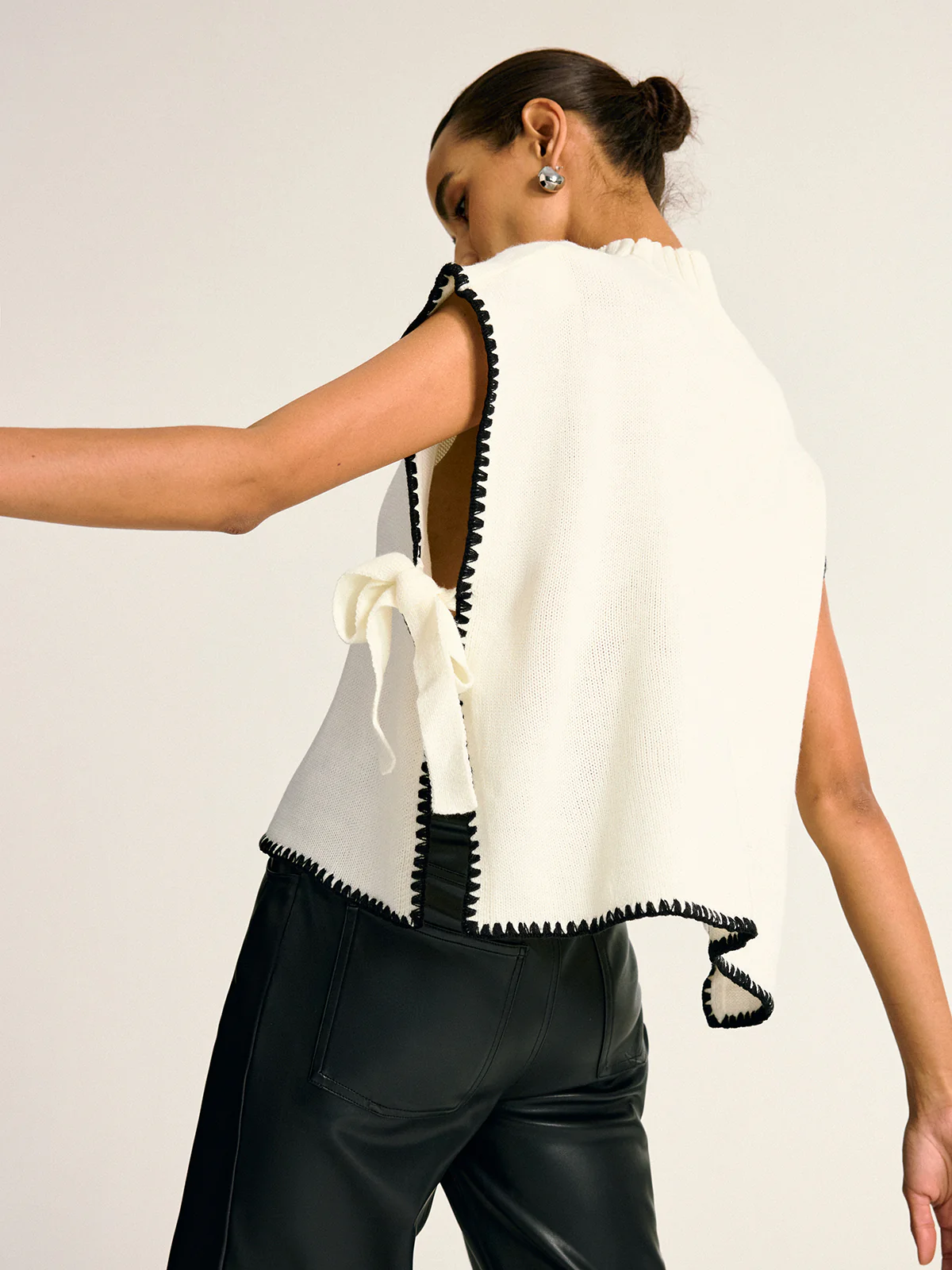 Contrast Trim Side Bow Mock Neck Sweater Vest - Image 4