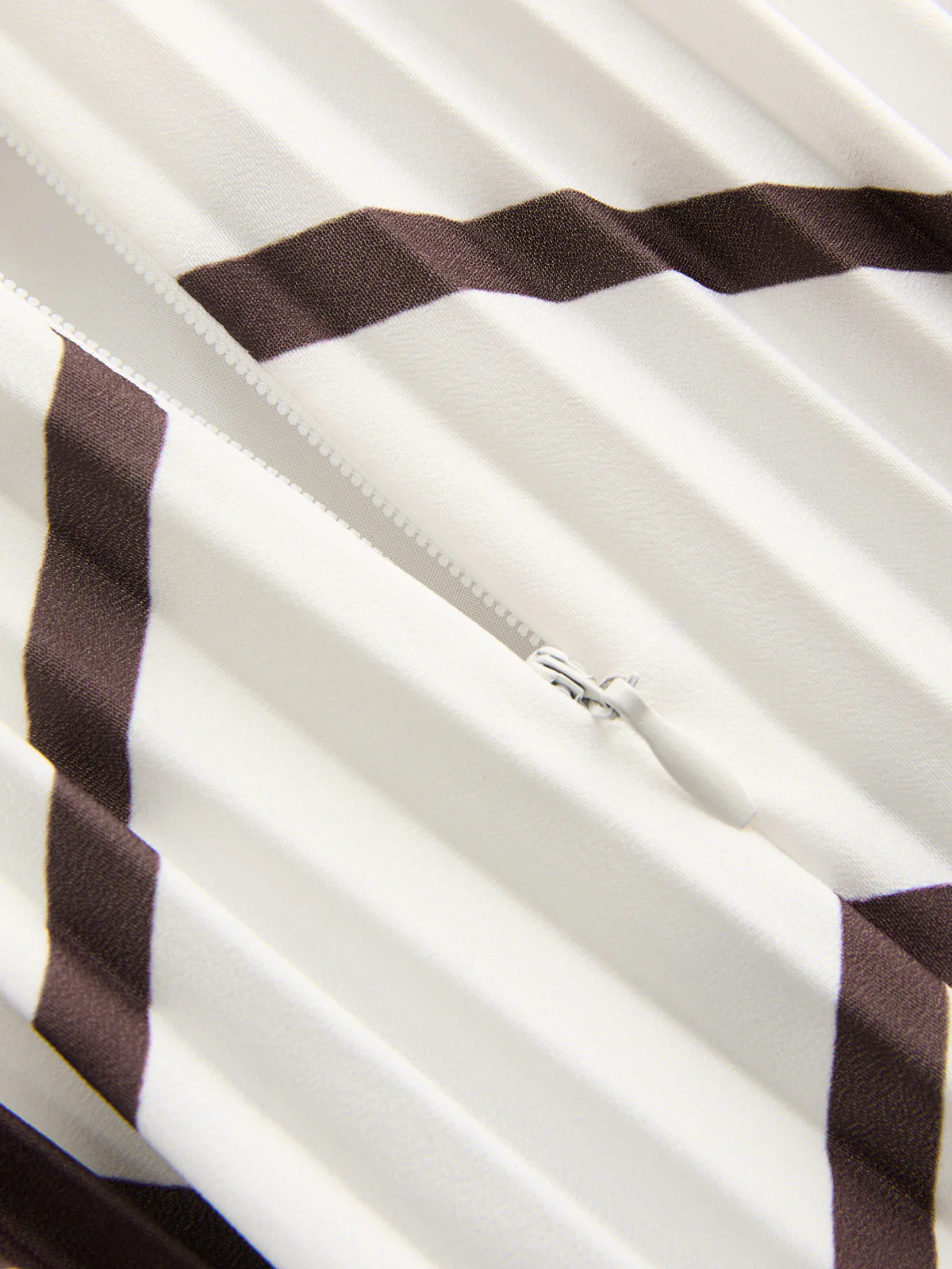 Diagonal Striped Pleated Midi Skirt - Image 4