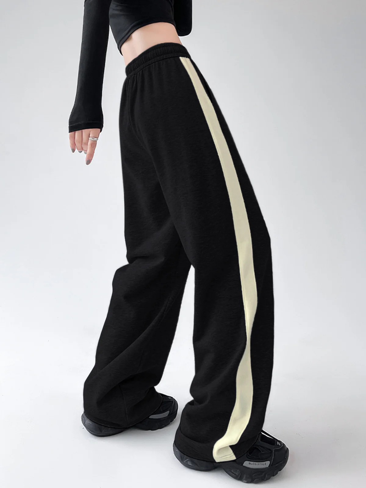 Drawstring Contrast Trim Wide Leg Sweatpants - Image 4