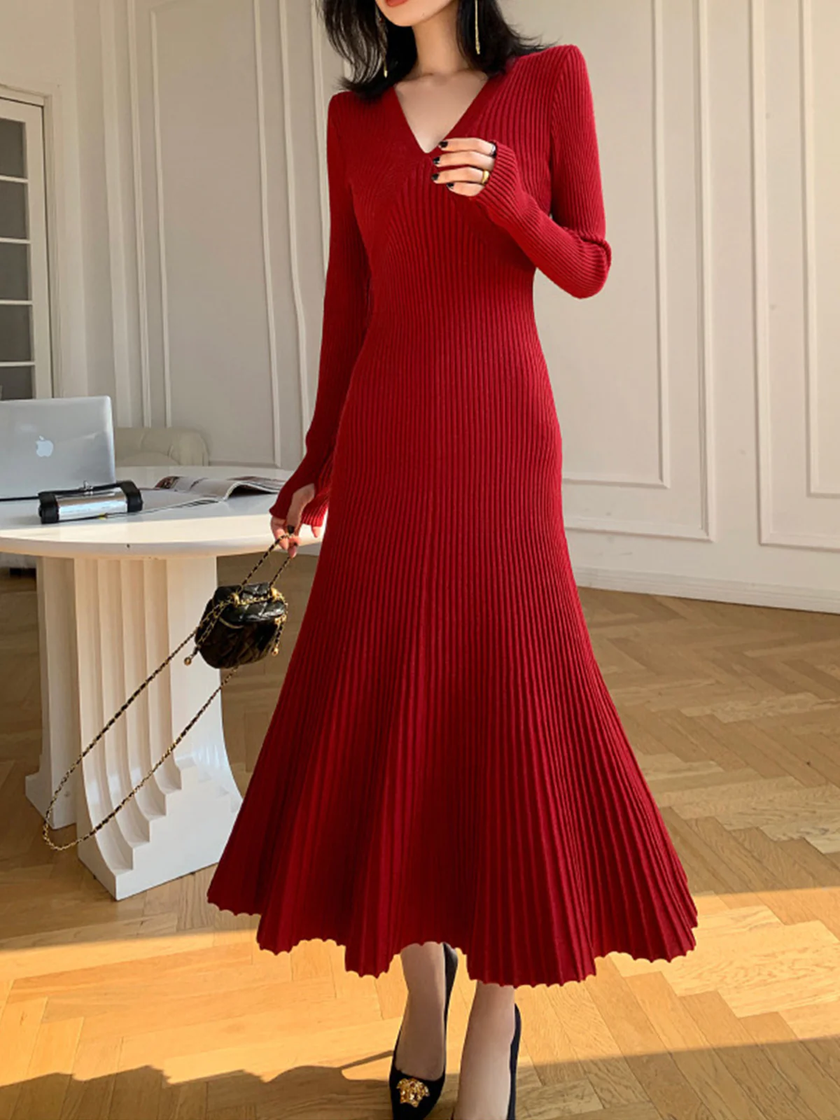 Elegant V-Neck Pleated Dress - Image 5