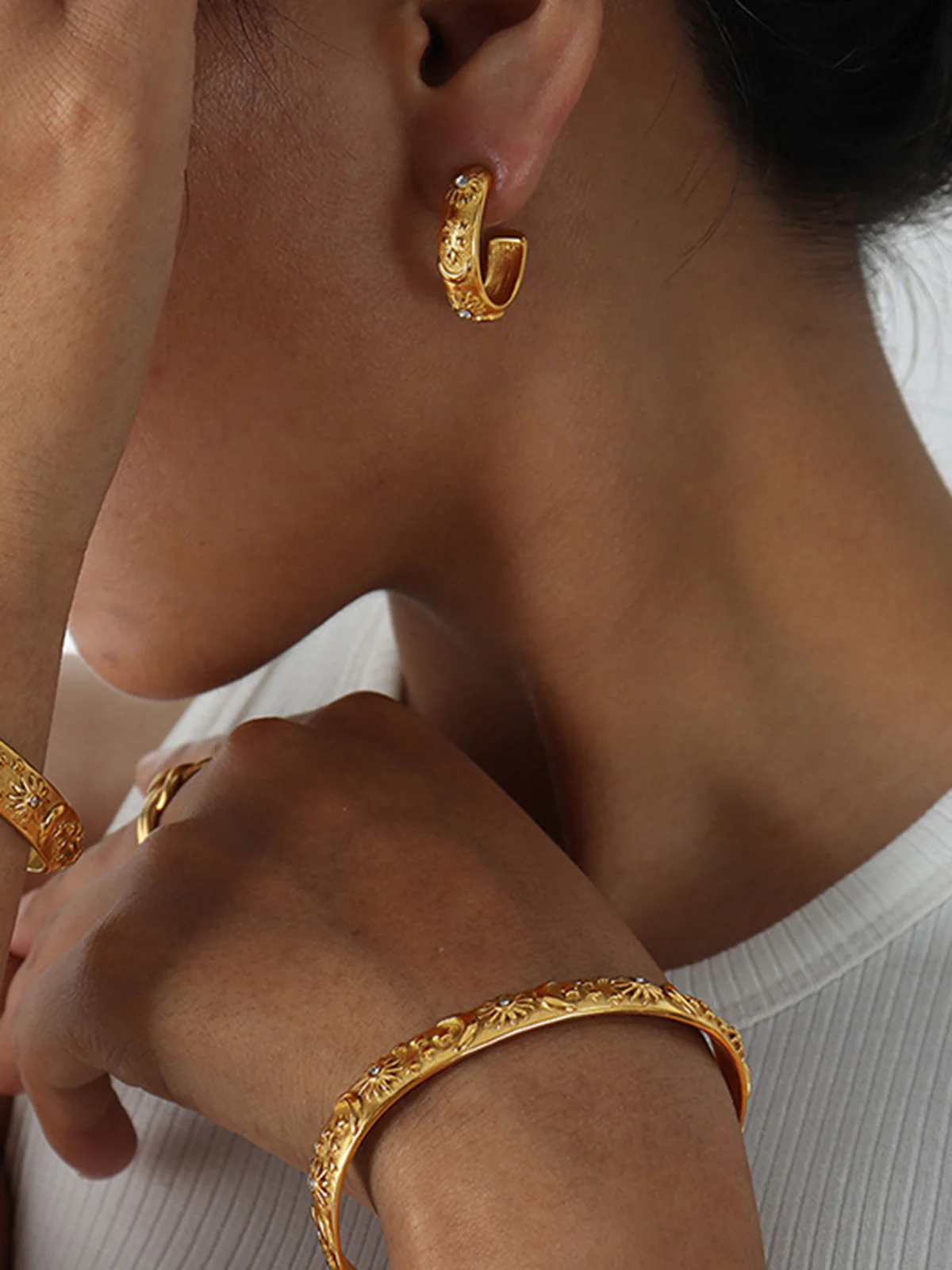 Embossed Pattern Zircon Hoop Earrings - Image 3