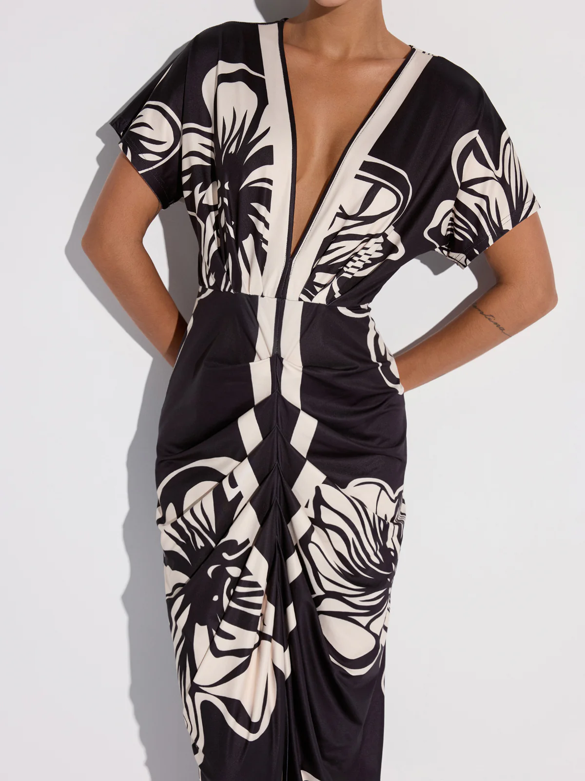 Floral Printed Ruched Deep V-Neck Midi Dress - Image 2