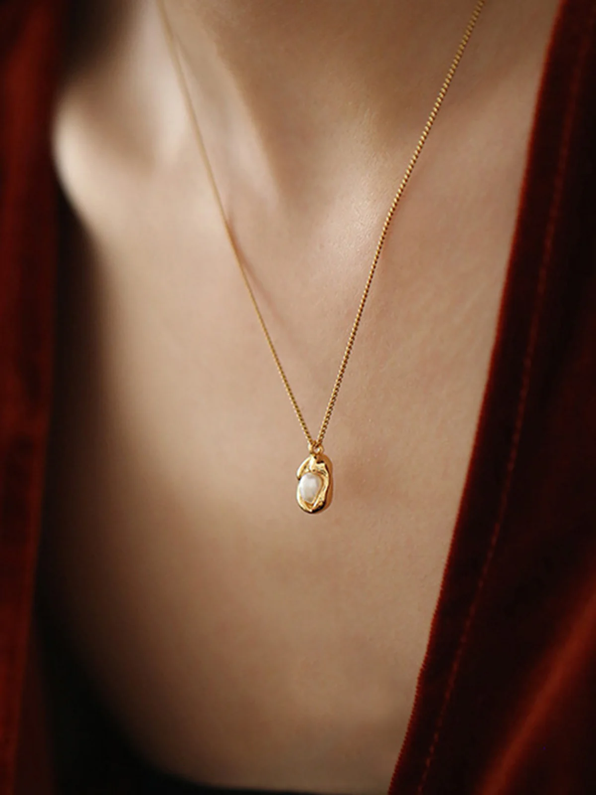 Golden Decor Pearl Pendant Necklace - Image 3