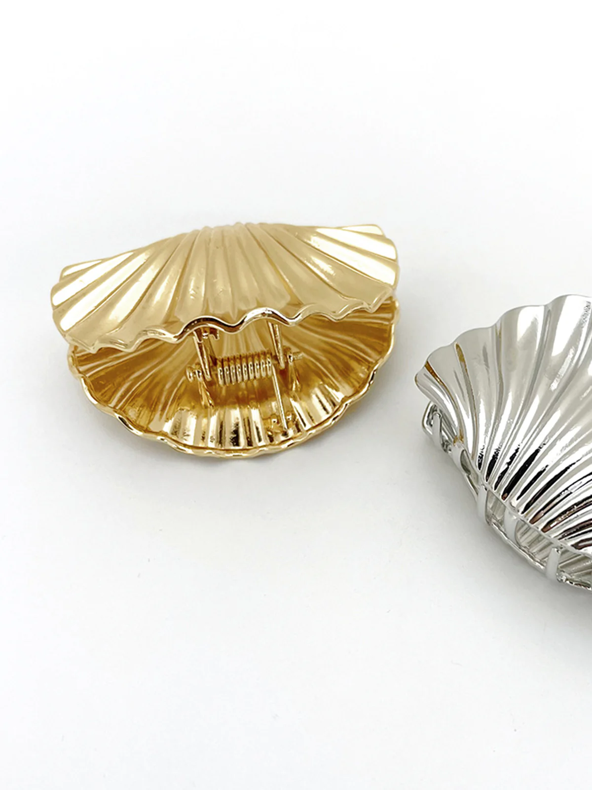 Golden Shell Hair Claw - Image 4