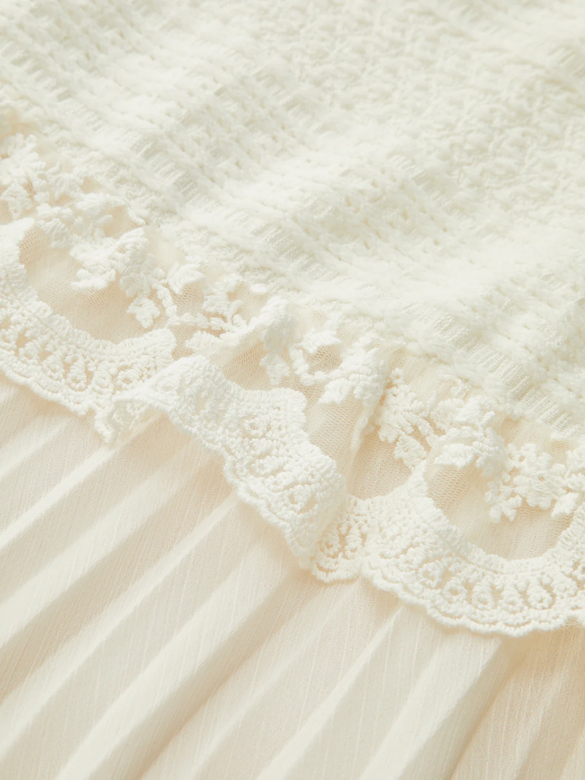 Lace Trim Textured Bodice Pleated Dress - Image 5