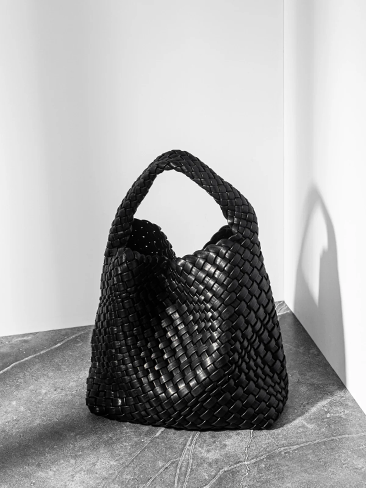 Large Capacity Woven Armpit Bag - Image 2