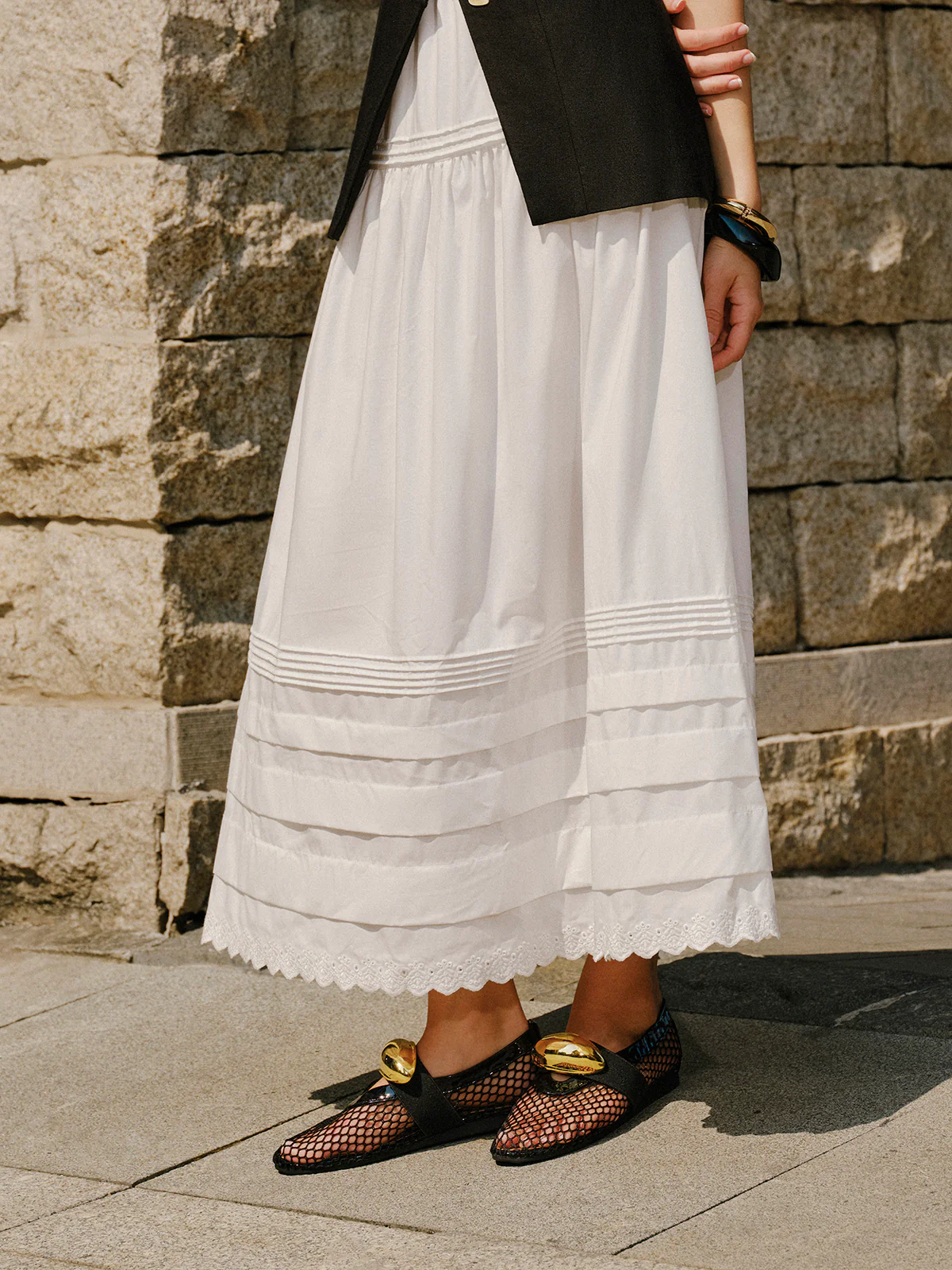 Mesh Design Shoes With Golden Accent - Image 3