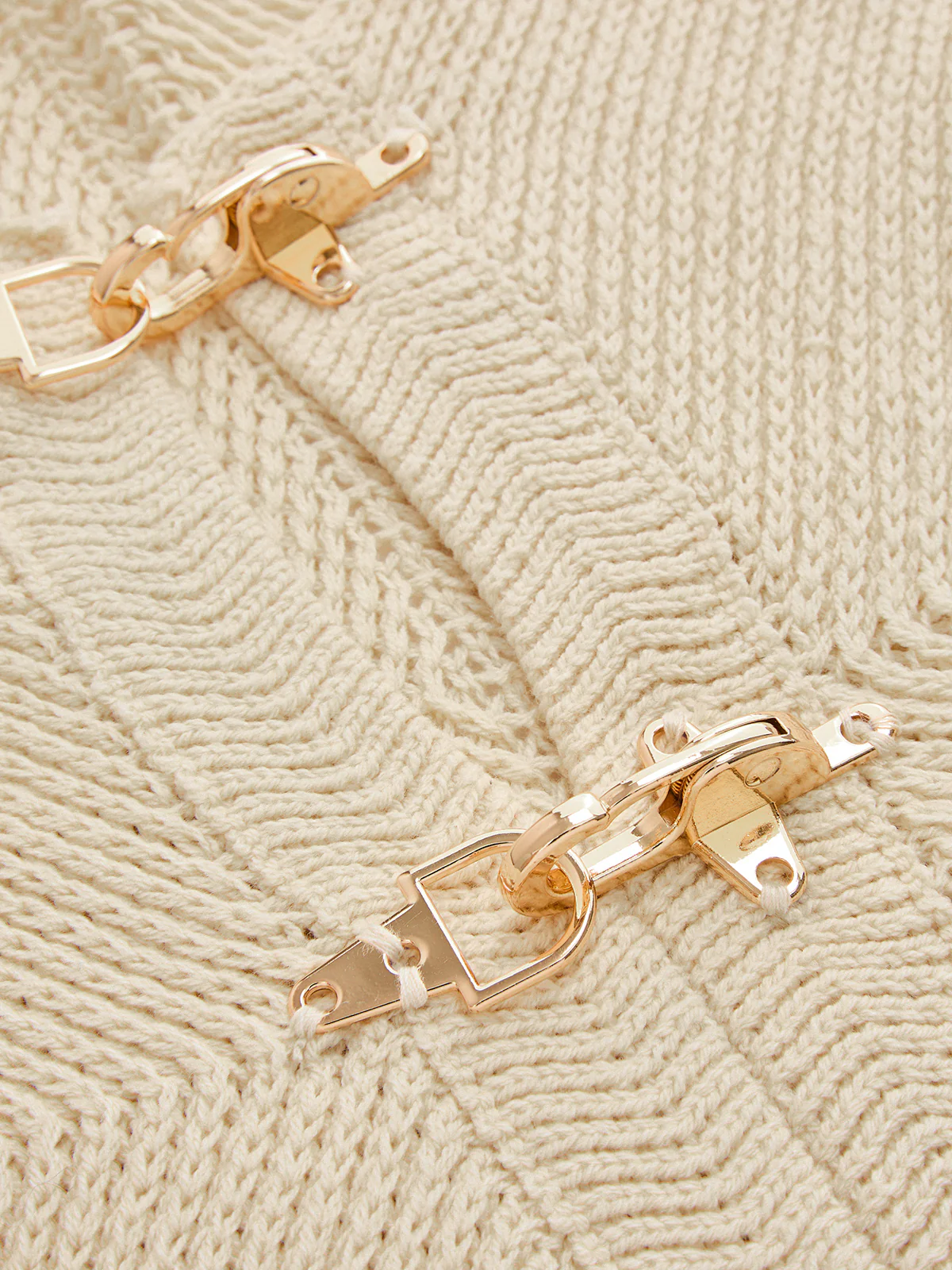 Metal Buckle Sleeveless V-Neck Knit Vest - Image 4