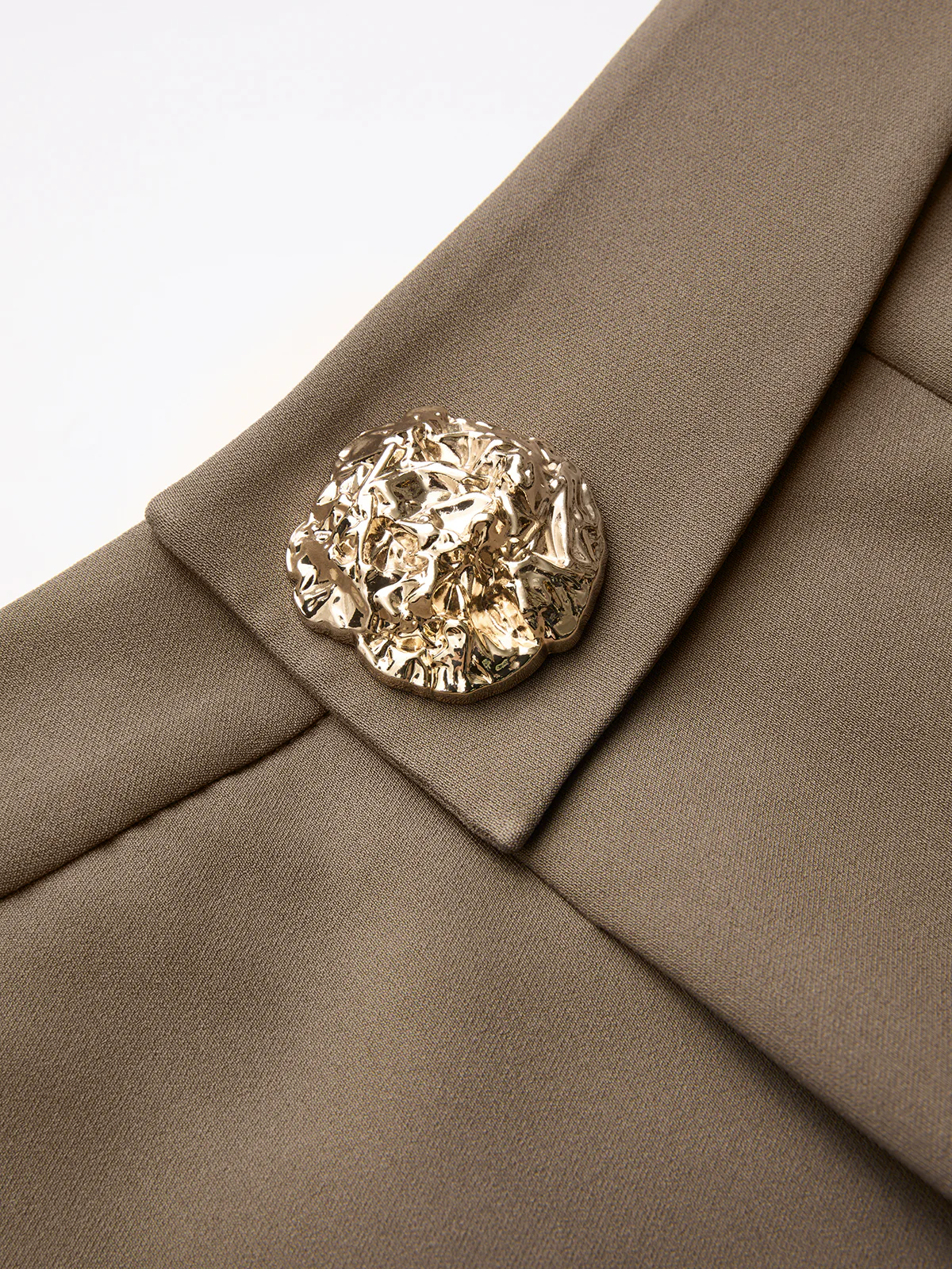 Metal Button Mid-Waist Pleated Shorts - Image 4