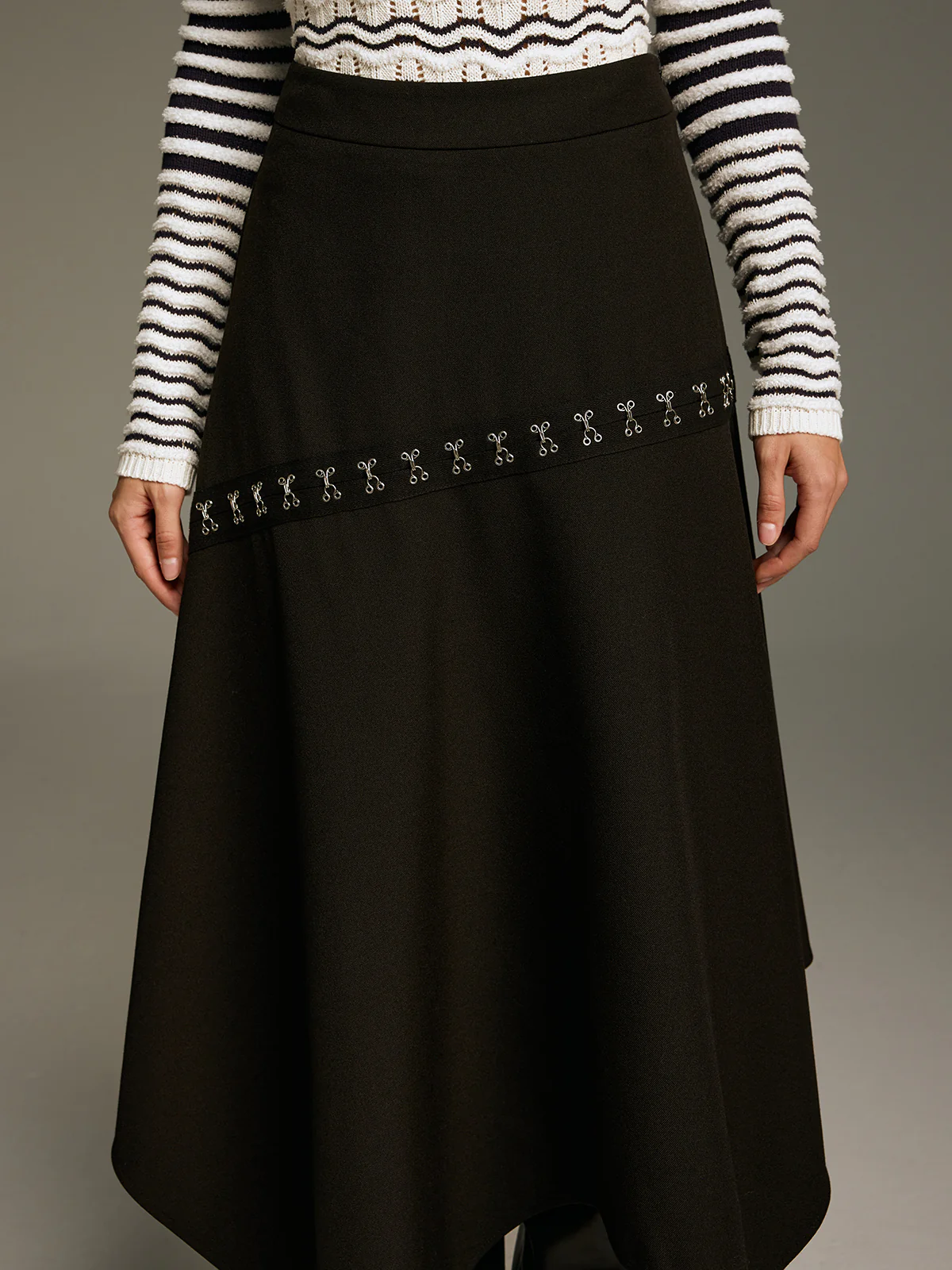Metal Clasp Detail Asymmetric Hem Skirt - Image 3