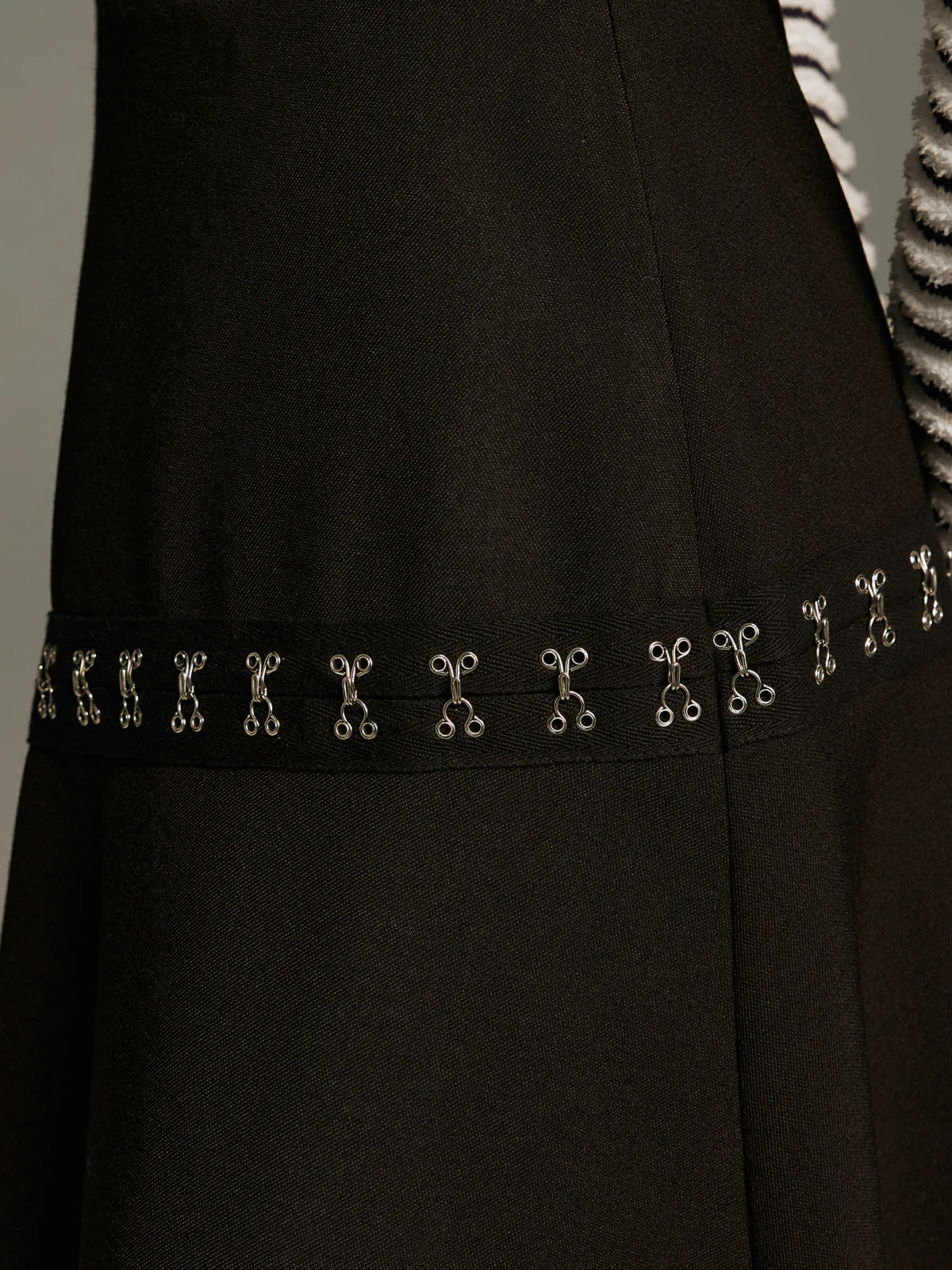 Metal Clasp Detail Asymmetric Hem Skirt - Image 4