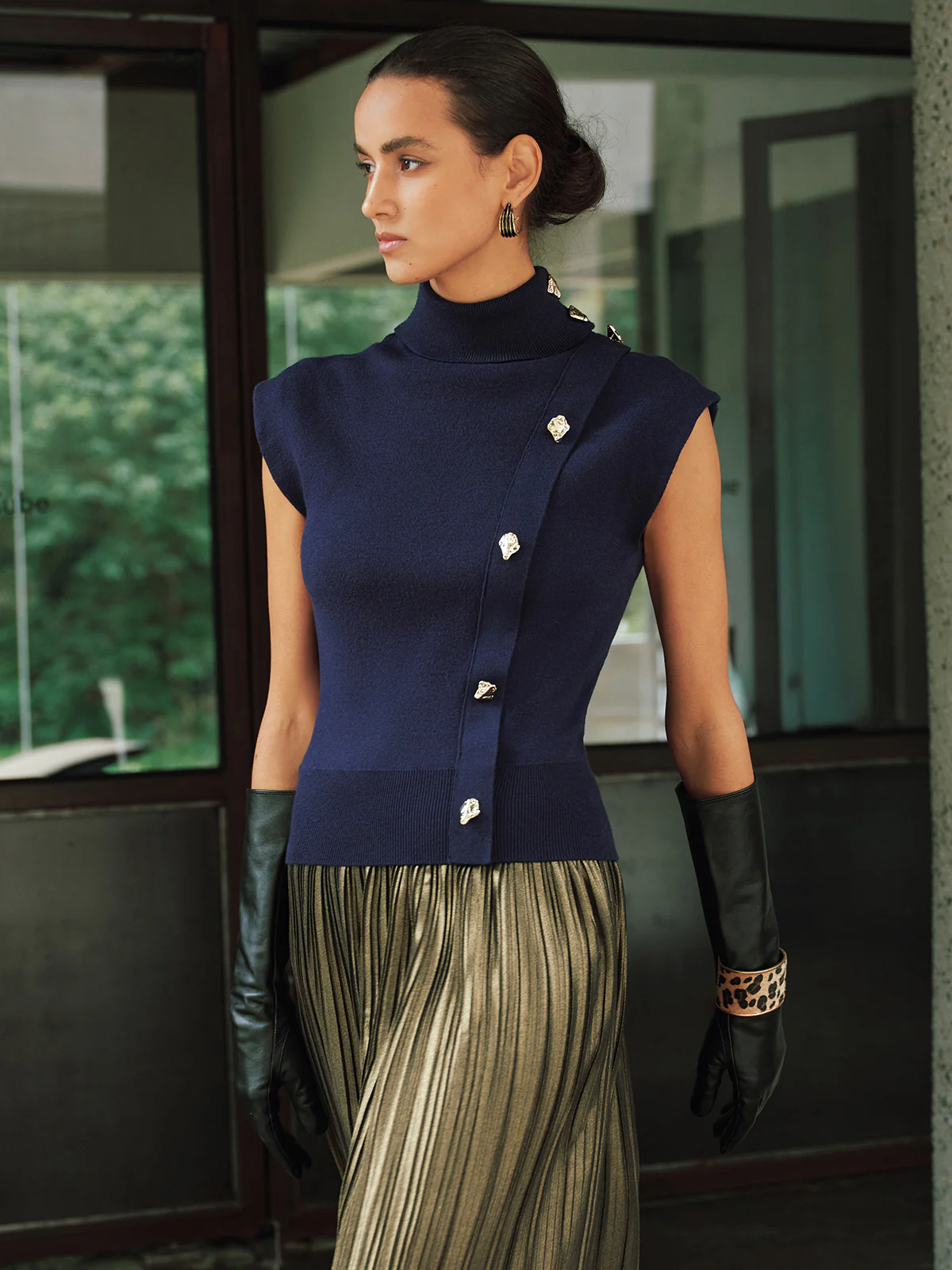 Metal Detail Turtleneck Sleeveless Knit Vest - Image 4