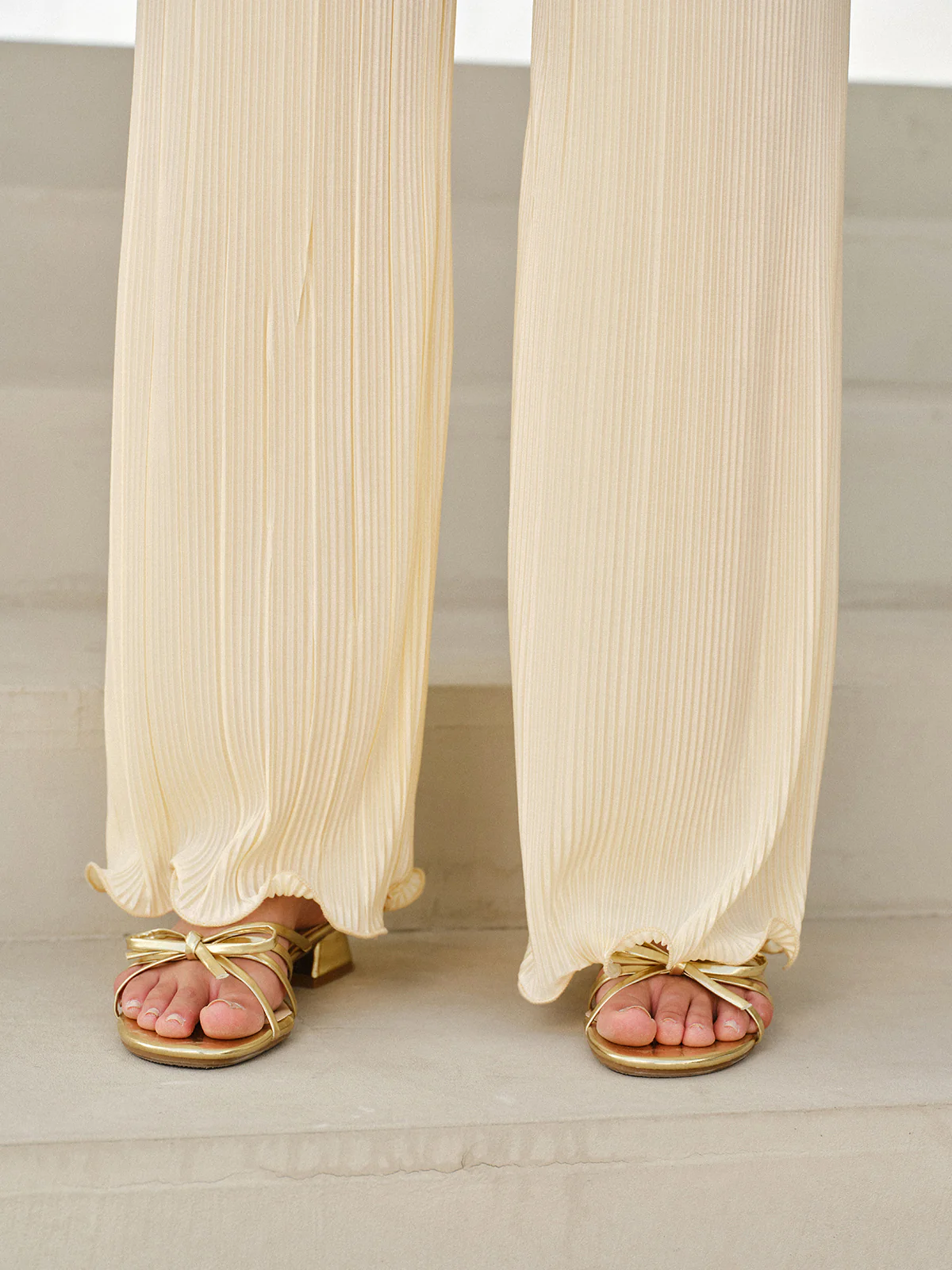 Mid-Rise Vertical Pleated Pants - Image 3
