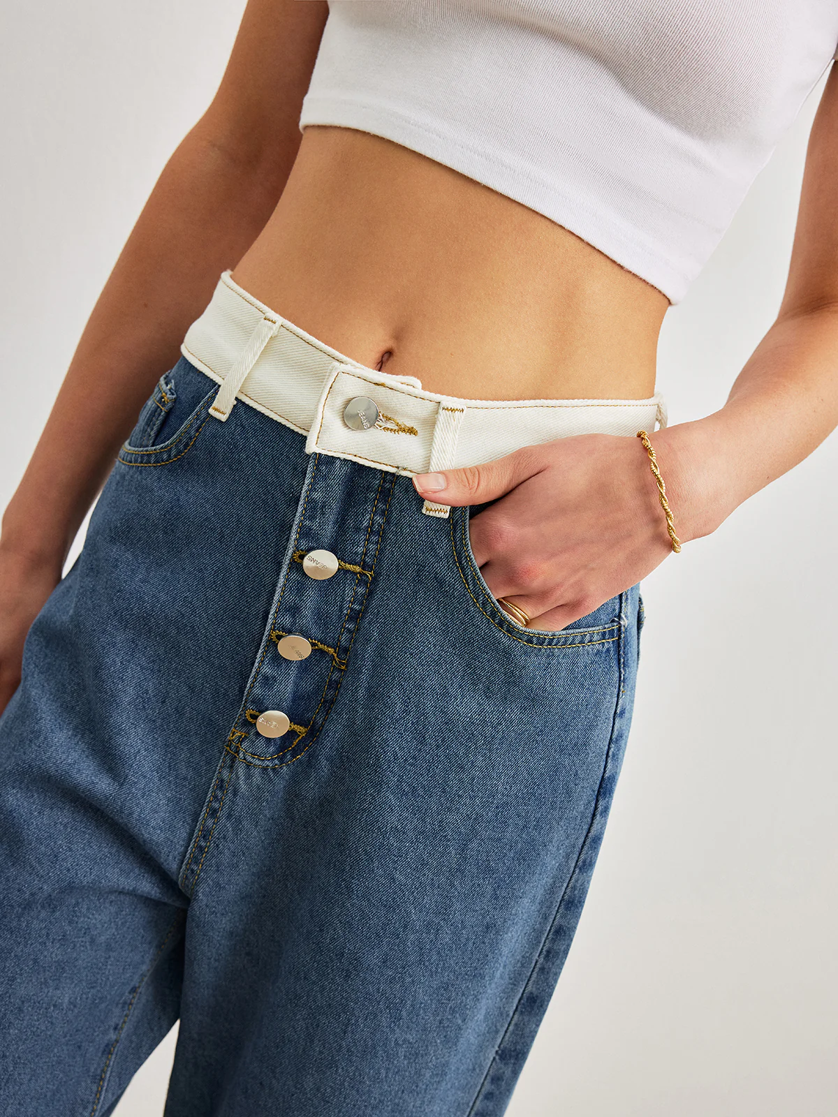 Mid-Waist Contrast Trim Denim Jeans - Image 3