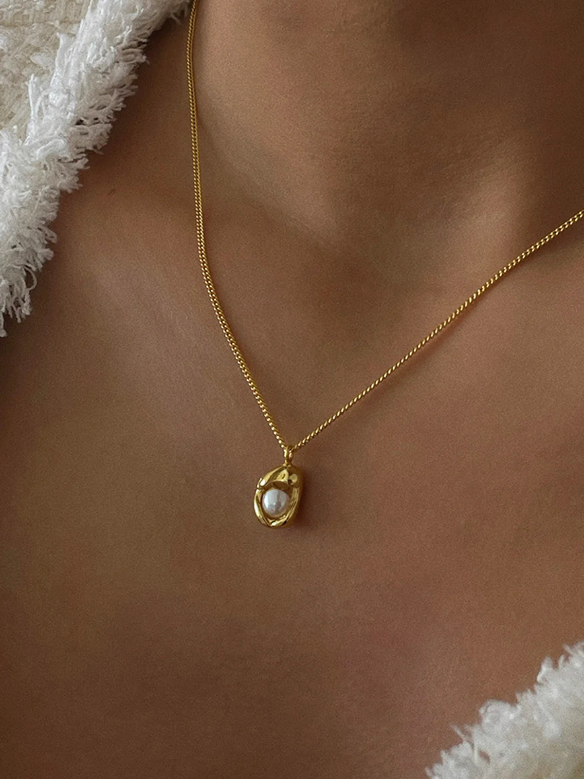 Minimalist Baroque Pearl Pendant Necklace - Image 2