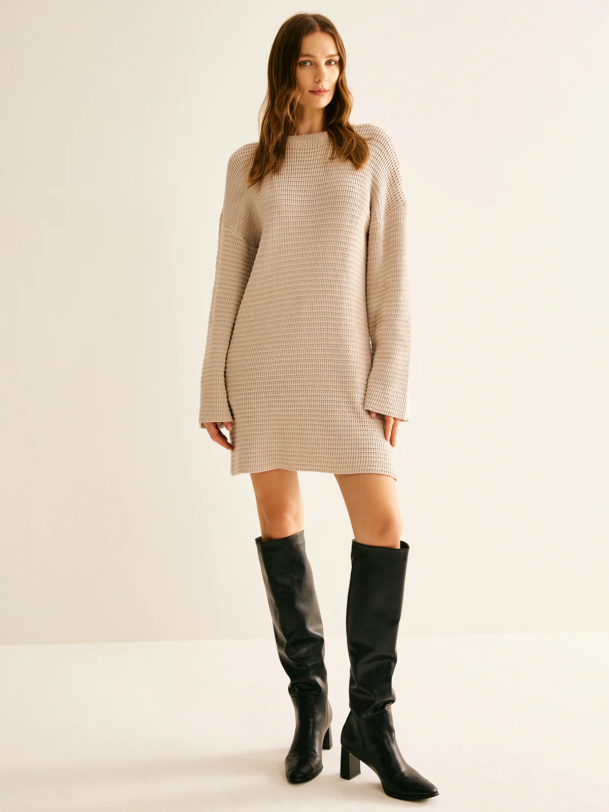 Minimalist Crew Neck Sweater Without Belt - Image 4
