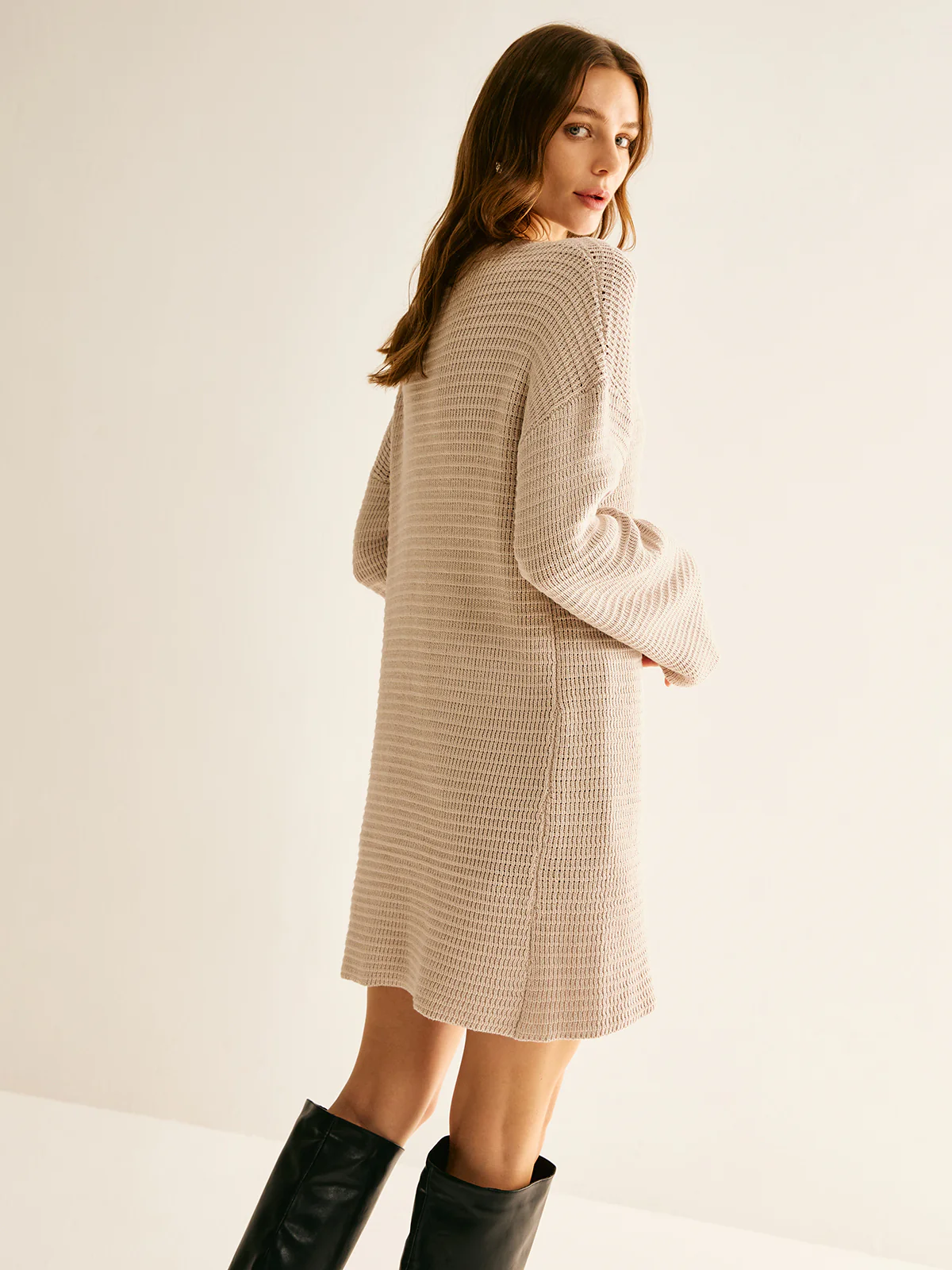 Minimalist Crew Neck Sweater Without Belt - Image 6