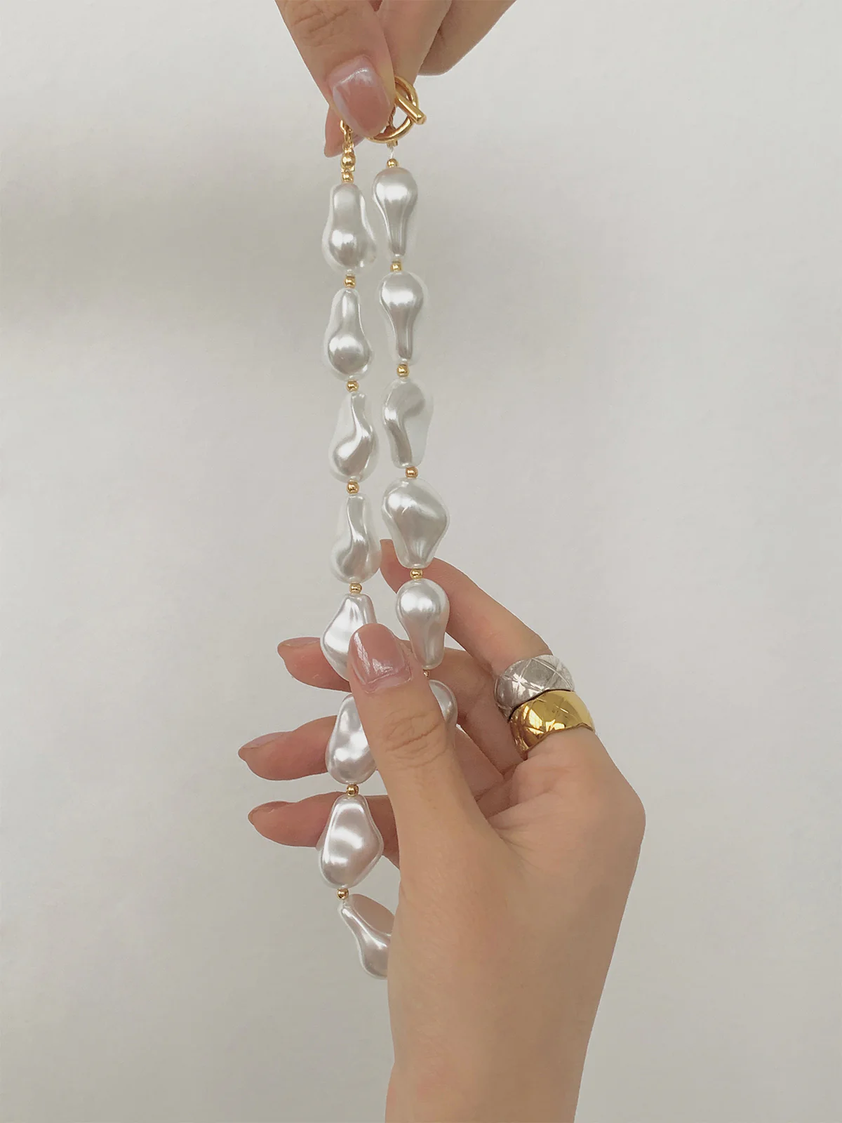Pearl Effect Resin Necklace - Image 2