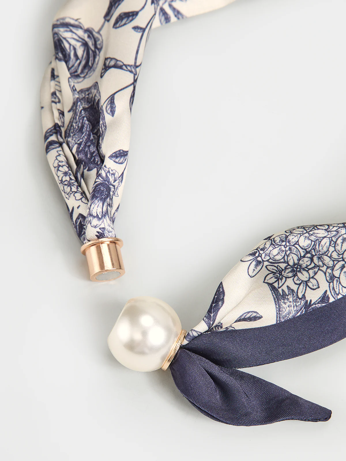 Pearl Magnetic Closure Floral Print Scarf - Image 3