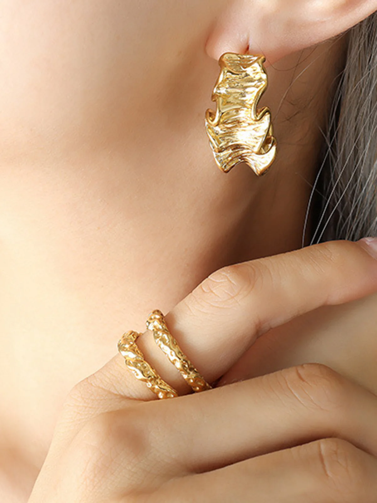 Pleated Wave Textured Hoop Earrings - Image 2