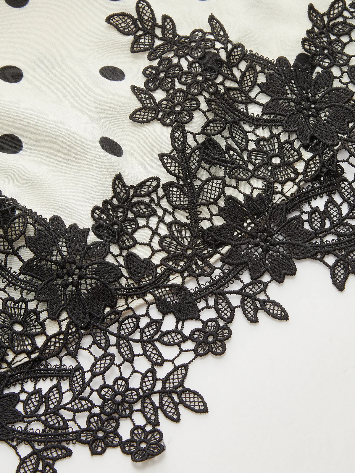 Polka Dot Ruched Lace Hem Sleeveless Blouse - Image 4