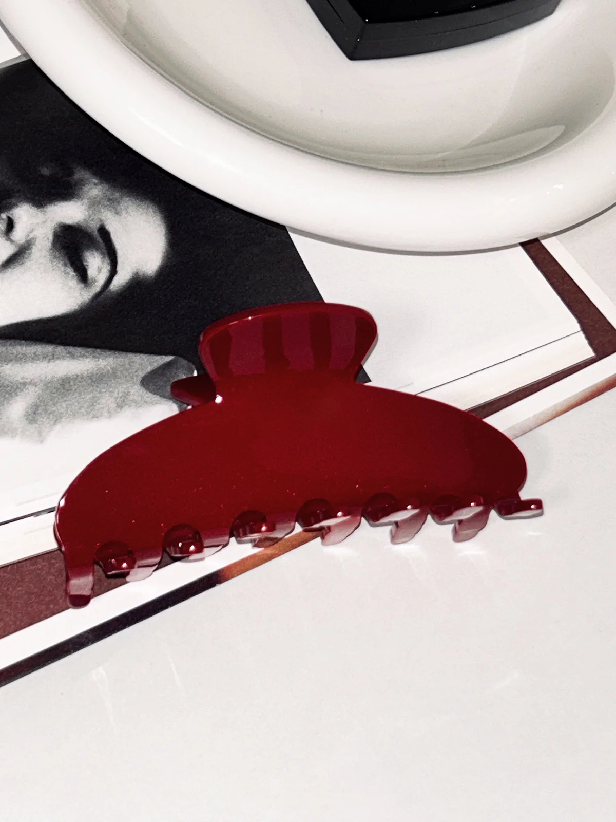 Retro Glossy Hair Claw - Image 4