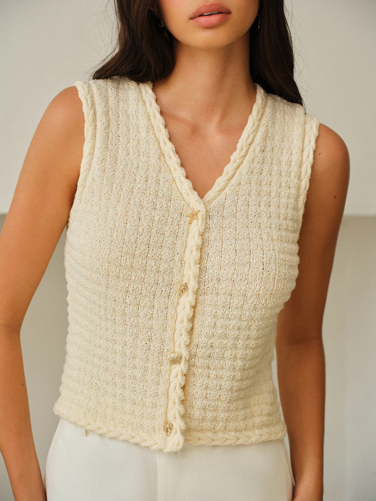 Sleeveless V-Neck Buttoned Vest - Image 3