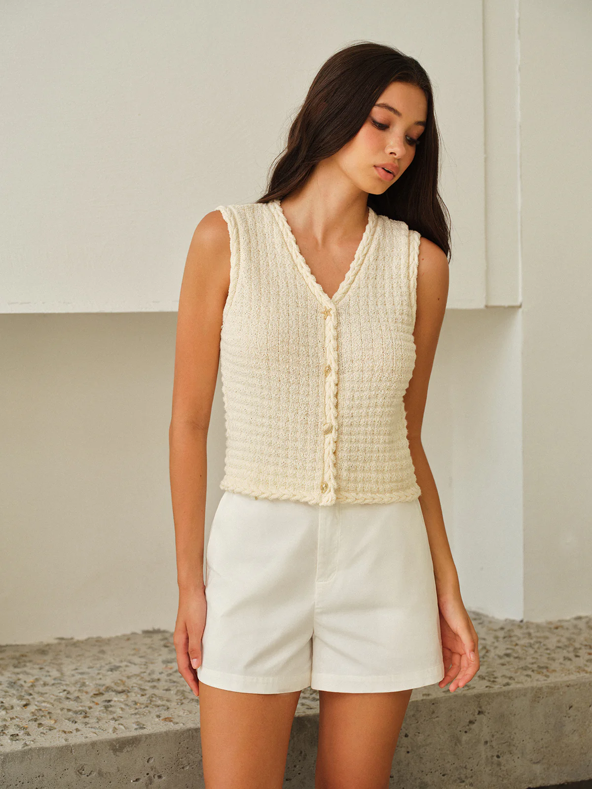 Sleeveless V-Neck Buttoned Vest - Image 4