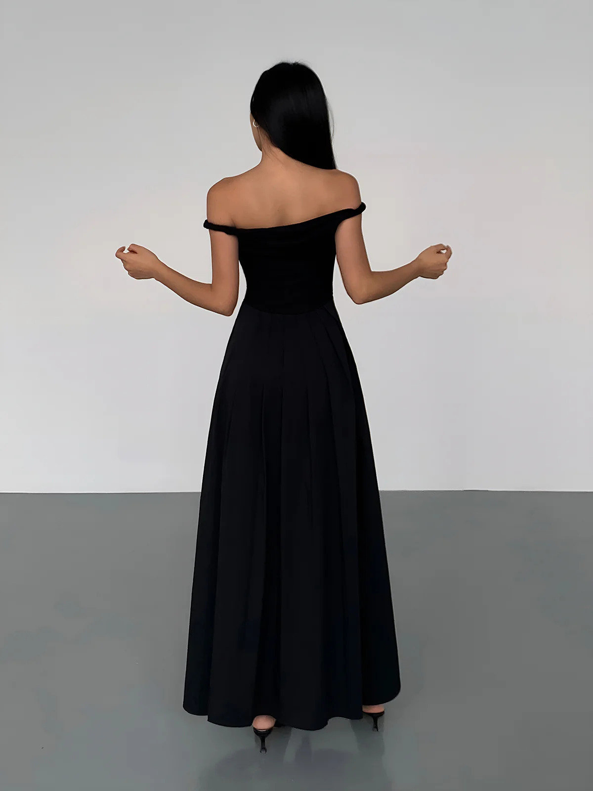 Solid Off-Shoulder Pleated Long Dress - Image 3