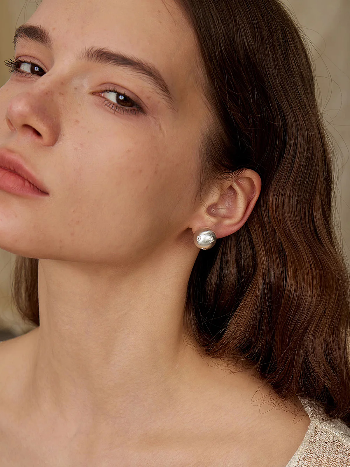Star-Detail Double-Pearl Earrings - Image 2