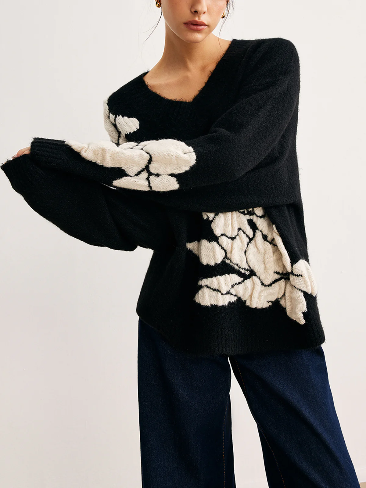V-Neck Knit-Floral Shift Sweater - Image 4