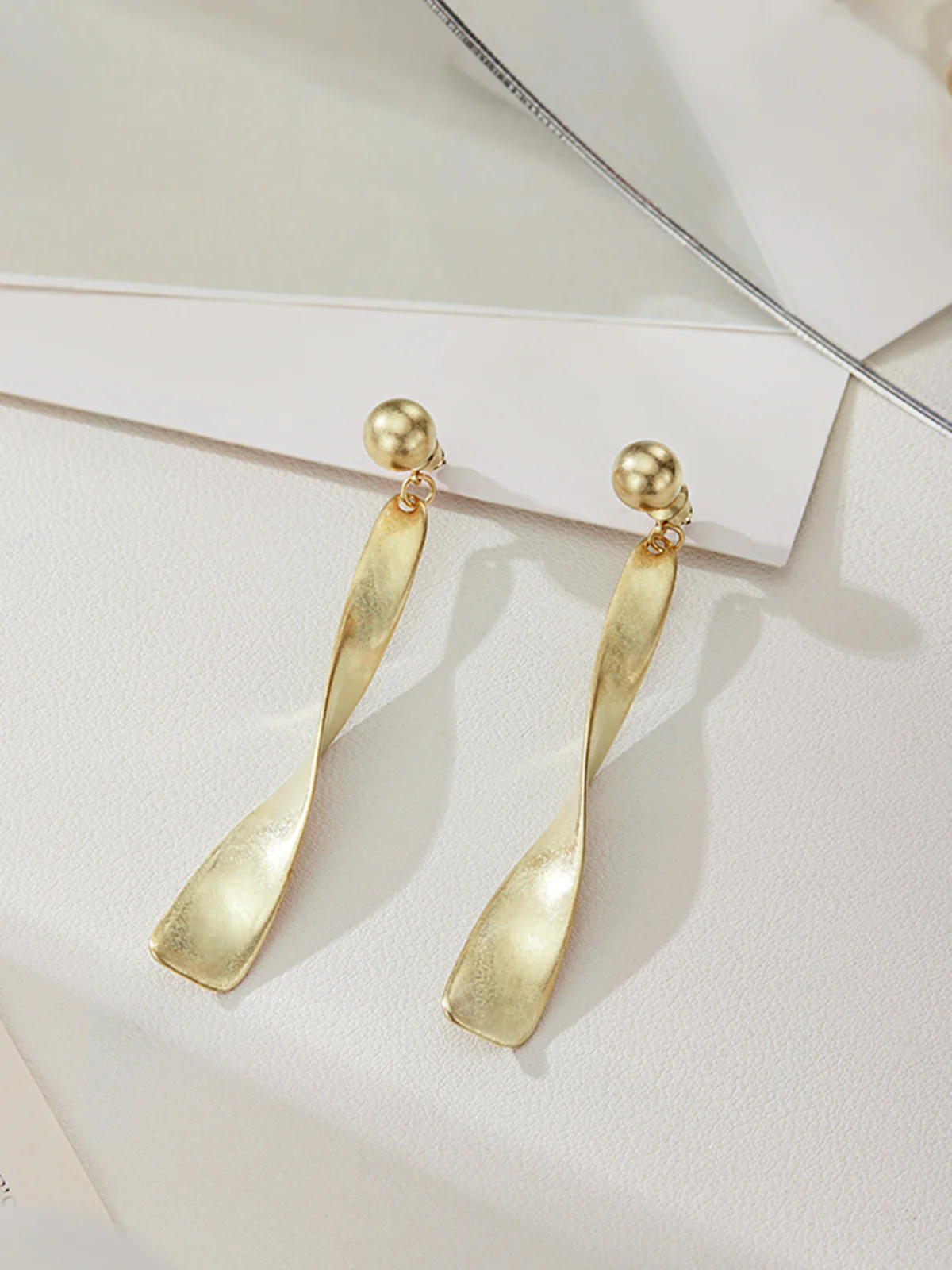 Vintage Metal Twist Drop earrings - Image 2