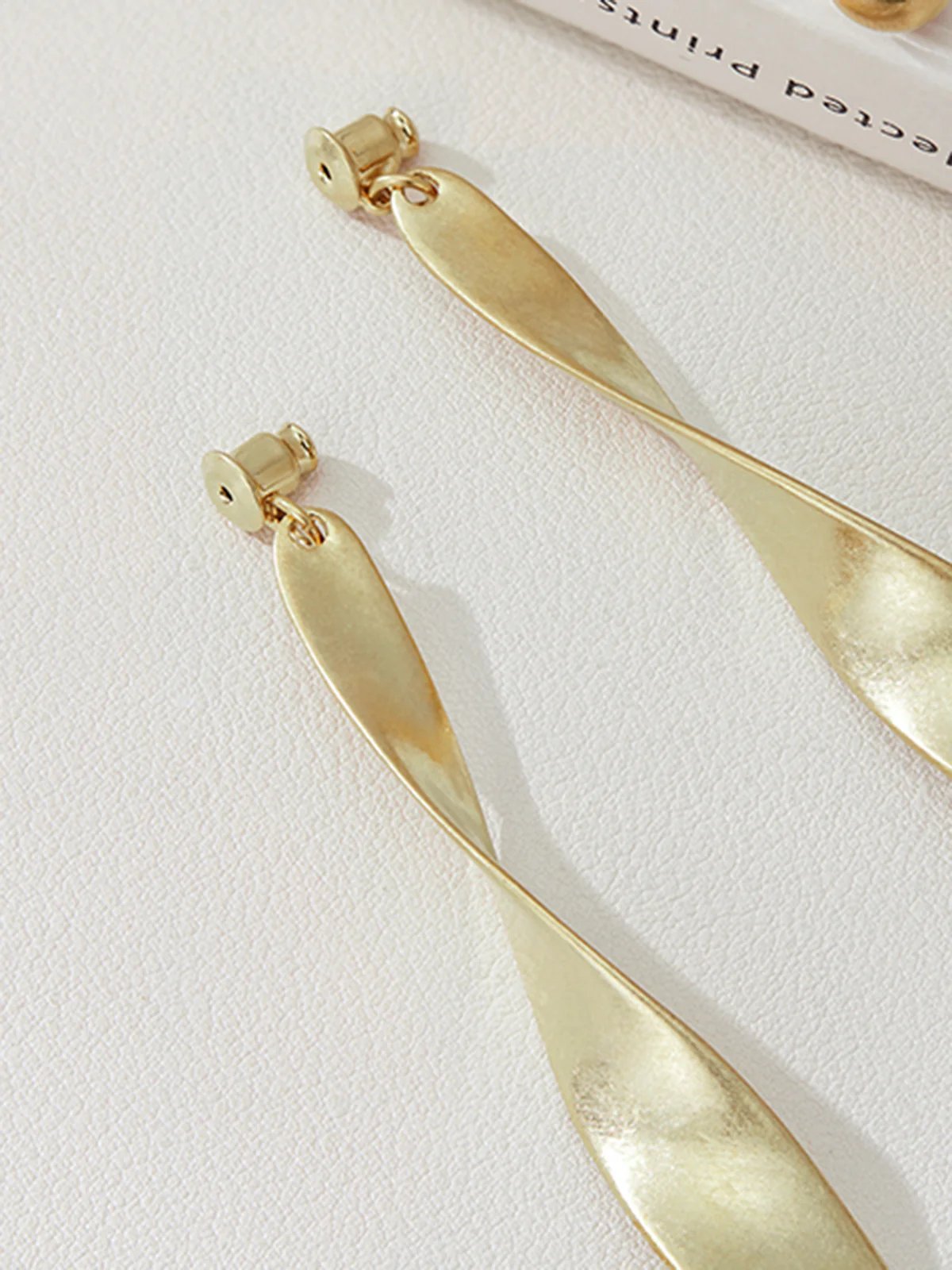 Vintage Metal Twist Drop earrings - Image 3